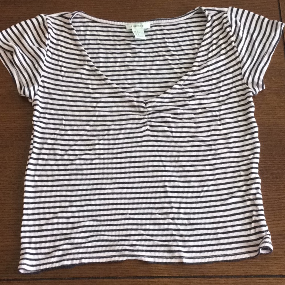 V-neck t-shirt